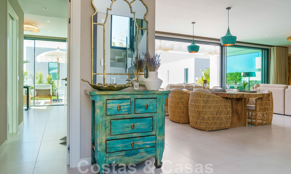 Move-in ready villa for sale with contemporary architecture in a gated villa community on the border of Mijas and Marbella 46366