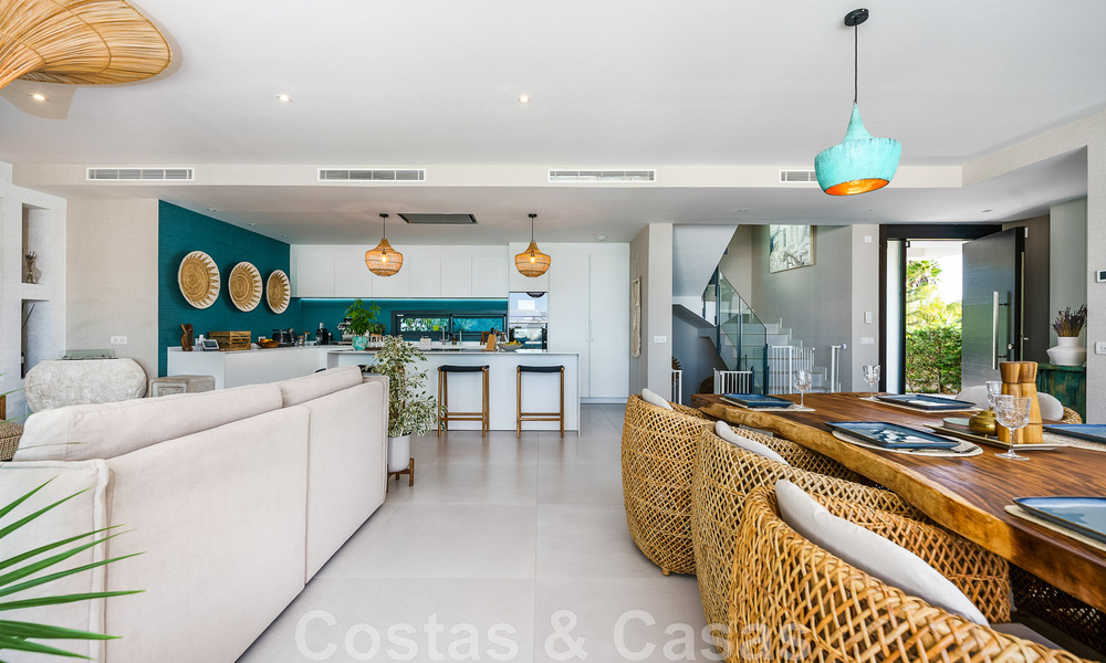 Move-in ready villa for sale with contemporary architecture in a gated villa community on the border of Mijas and Marbella 46372