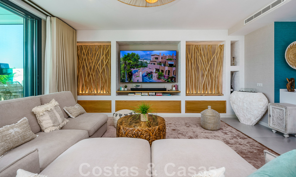 Move-in ready villa for sale with contemporary architecture in a gated villa community on the border of Mijas and Marbella 46375