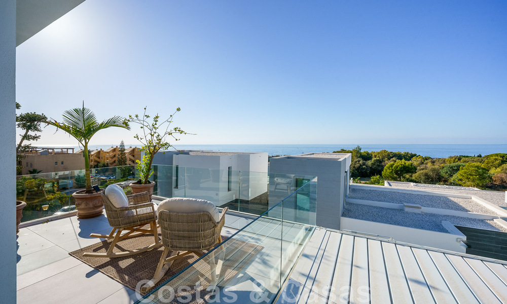 Move-in ready villa for sale with contemporary architecture in a gated villa community on the border of Mijas and Marbella 46382