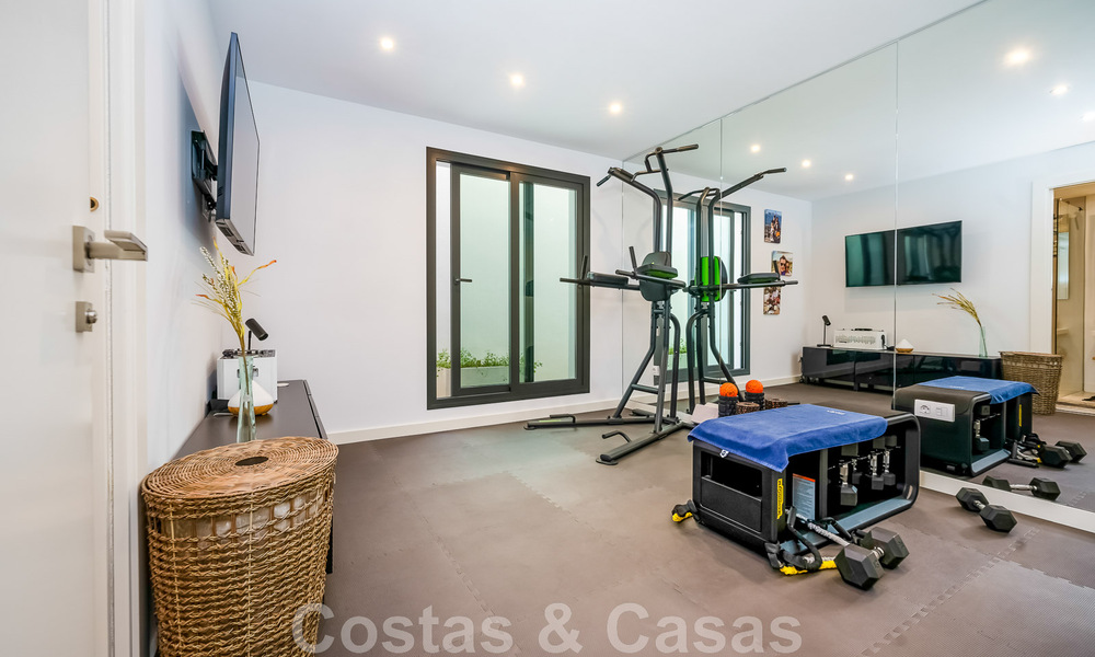 Move-in ready villa for sale with contemporary architecture in a gated villa community on the border of Mijas and Marbella 46388