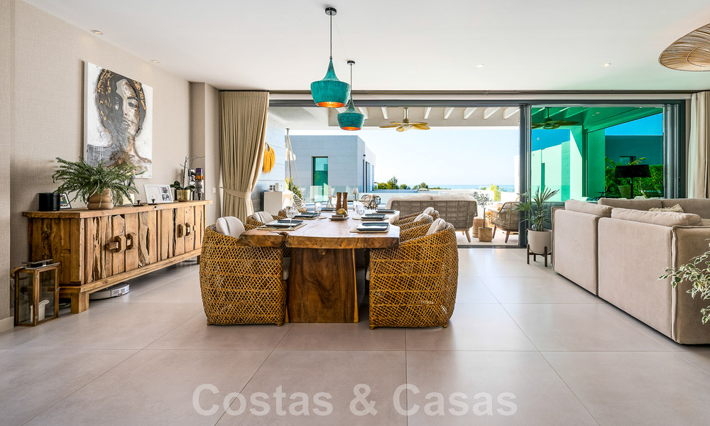 Move-in ready villa for sale with contemporary architecture in a gated villa community on the border of Mijas and Marbella 46399