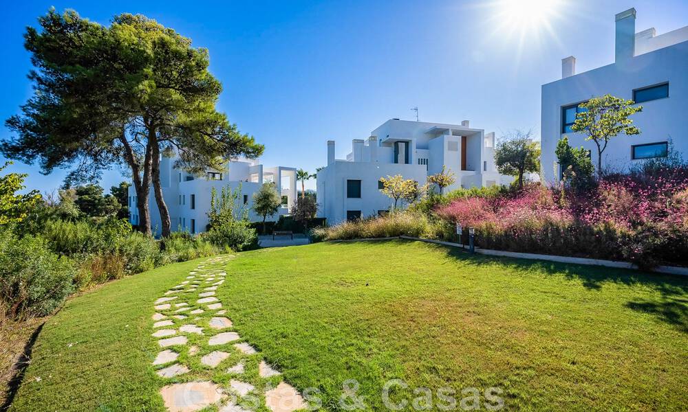 Move-in ready, contemporary, luxury penthouse for sale with 3 bedrooms in a secure residential complex in Marbella - Benahavis 46470