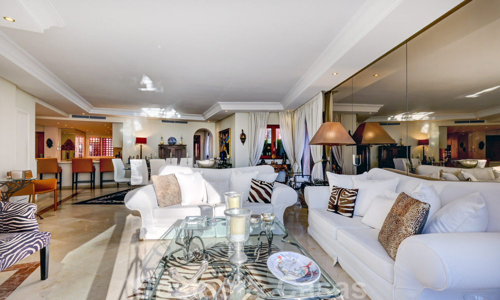 Luxury penthouse for sale in a five-star beachfront residential complex with stunning sea views, on the New Golden Mile between Marbella and Estepona 46607