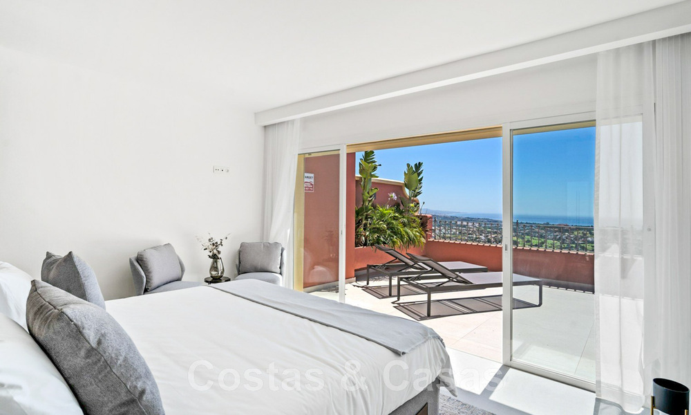 Modern renovated, 4-bedroom penthouse for sale with sublime sea views in gated community in Benahavis - Marbella 47134