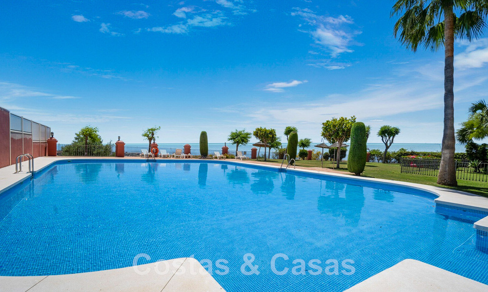 Modern renovated, 4-bedroom penthouse for sale with sublime sea views in gated community in Benahavis - Marbella 47144