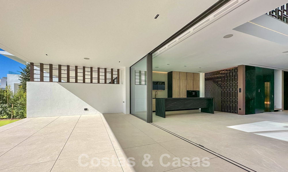 Ready to move in, exclusive high-end semi-detached villa for sale within walking distance of Puerto Banus in Nueva Andalucia, Marbella 61026