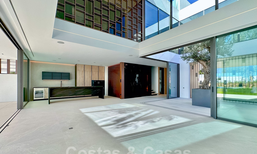 Ready to move in, exclusive high-end semi-detached villa for sale within walking distance of Puerto Banus in Nueva Andalucia, Marbella 61027