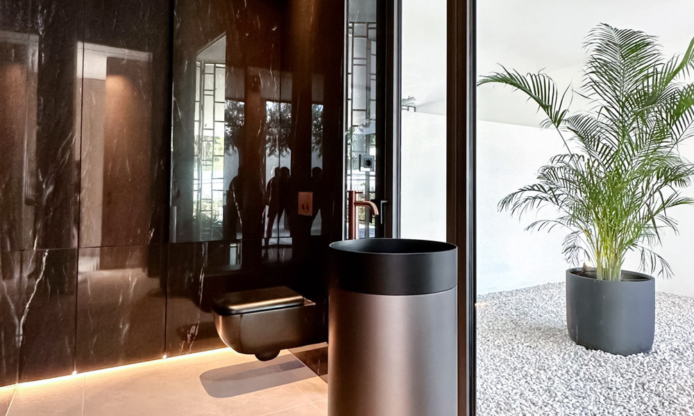 Ready to move in, exclusive high-end semi-detached villa for sale within walking distance of Puerto Banus in Nueva Andalucia, Marbella 61031