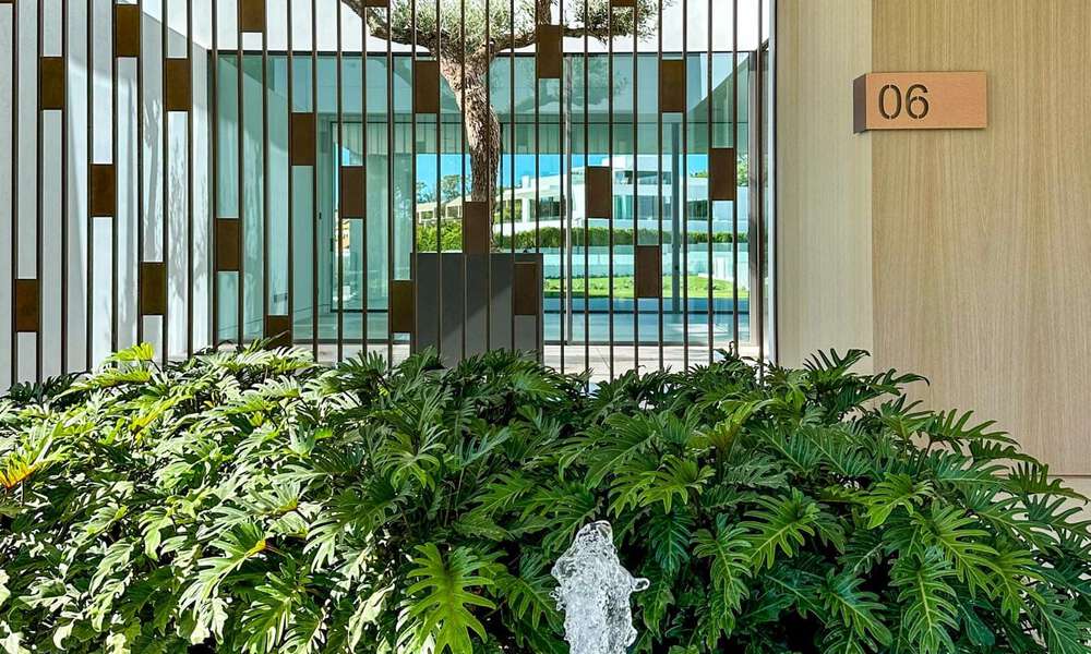 Ready to move in, exclusive high-end semi-detached villa for sale within walking distance of Puerto Banus in Nueva Andalucia, Marbella 61032