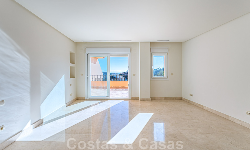 Spacious duplex, penthouse with spacious terraces and the Mediterranean Sea on the horizon for sale in Nueva Andalucia, Marbella 48543