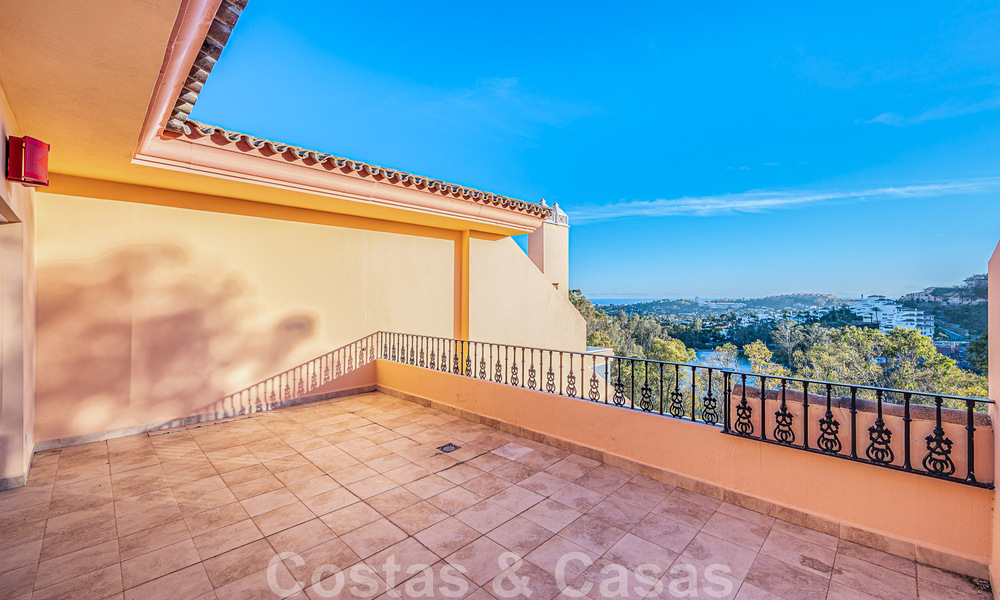 Great penthouse for sale with sea views surrounded by greenery in the heart of Nueva Andalucia's coveted golf valley, Marbella 47782
