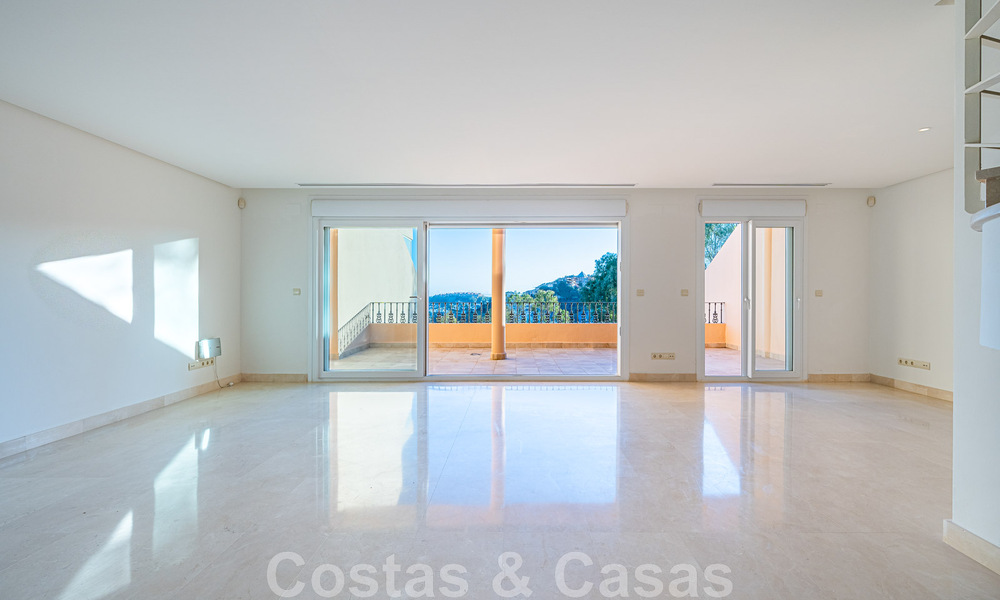 Great penthouse for sale with sea views surrounded by greenery in the heart of Nueva Andalucia's coveted golf valley, Marbella 47798