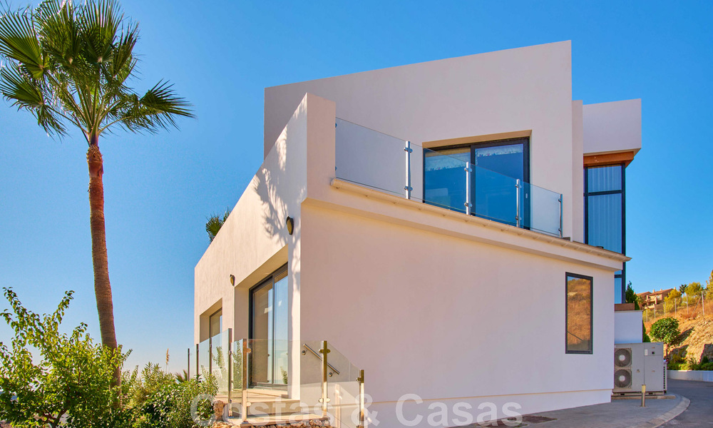 Renovated modern-style villa for sale with stunning sea views in gated community in Marbella - Benahavis 48391