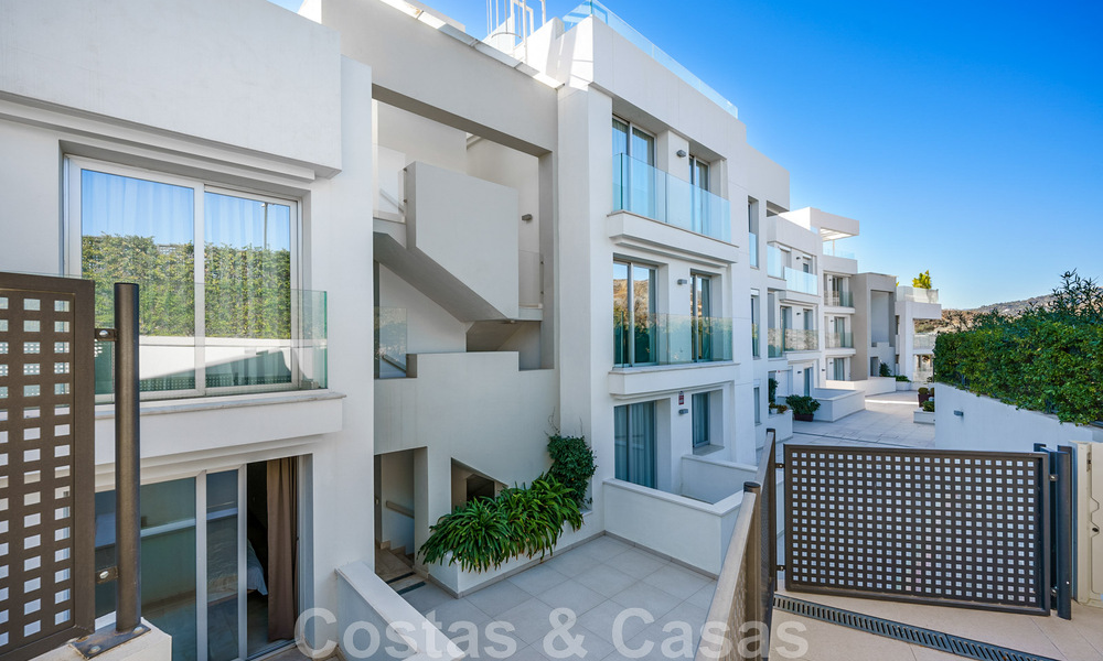 Move-in ready, modern penthouse for sale with open sea views in a modern complex in Nueva Andalucia, Marbella 47900