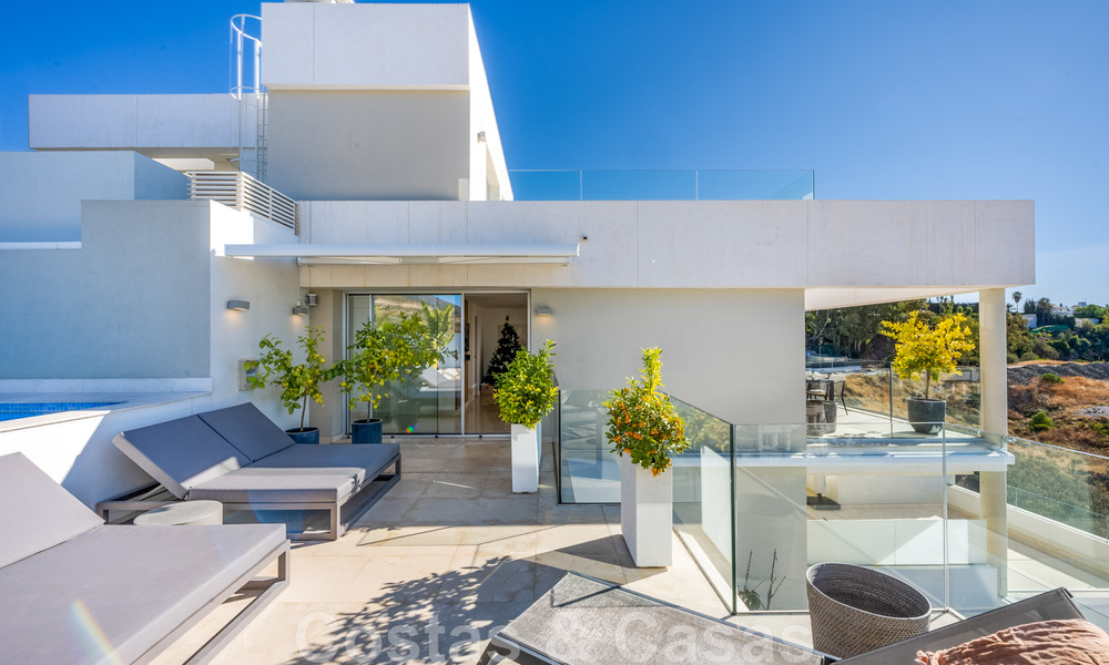 Move-in ready, modern penthouse for sale with open sea views in a modern complex in Nueva Andalucia, Marbella 47910