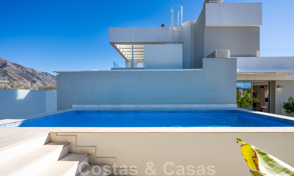 Move-in ready, modern penthouse for sale with open sea views in a modern complex in Nueva Andalucia, Marbella 47911