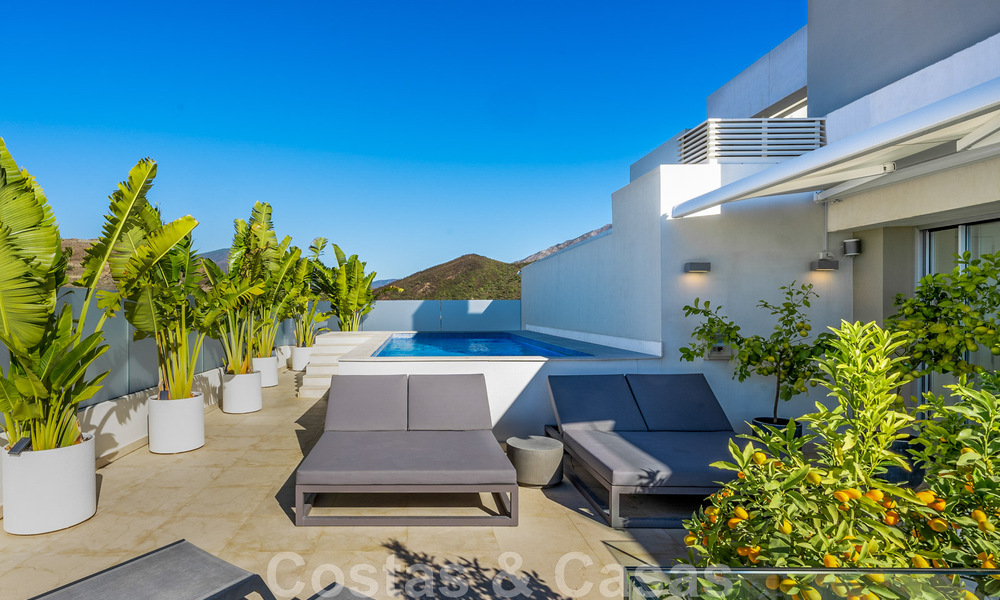 Move-in ready, modern penthouse for sale with open sea views in a modern complex in Nueva Andalucia, Marbella 47915