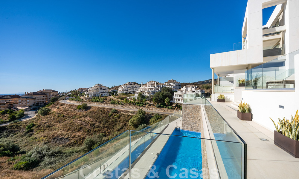 Move-in ready, modern penthouse for sale with open sea views in a modern complex in Nueva Andalucia, Marbella 47919