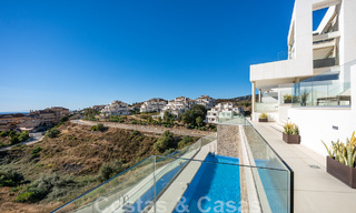 Move-in ready, modern penthouse for sale with open sea views in a modern complex in Nueva Andalucia, Marbella 47919 