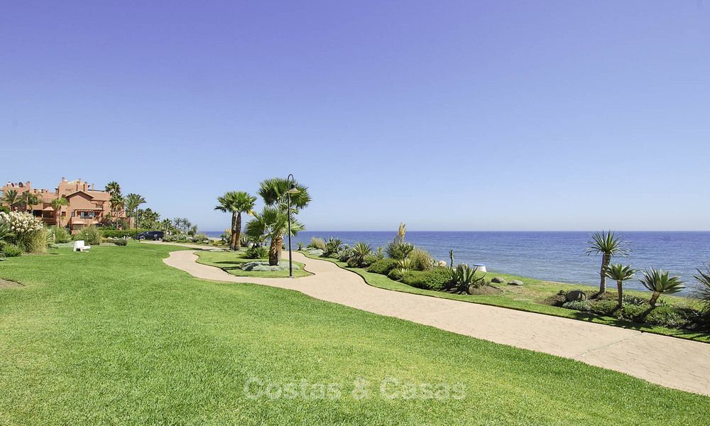 Refurbished luxury apartment for sale in an exclusive beach complex with permanent security, on the New Golden Mile between Marbella and Estepona 48655