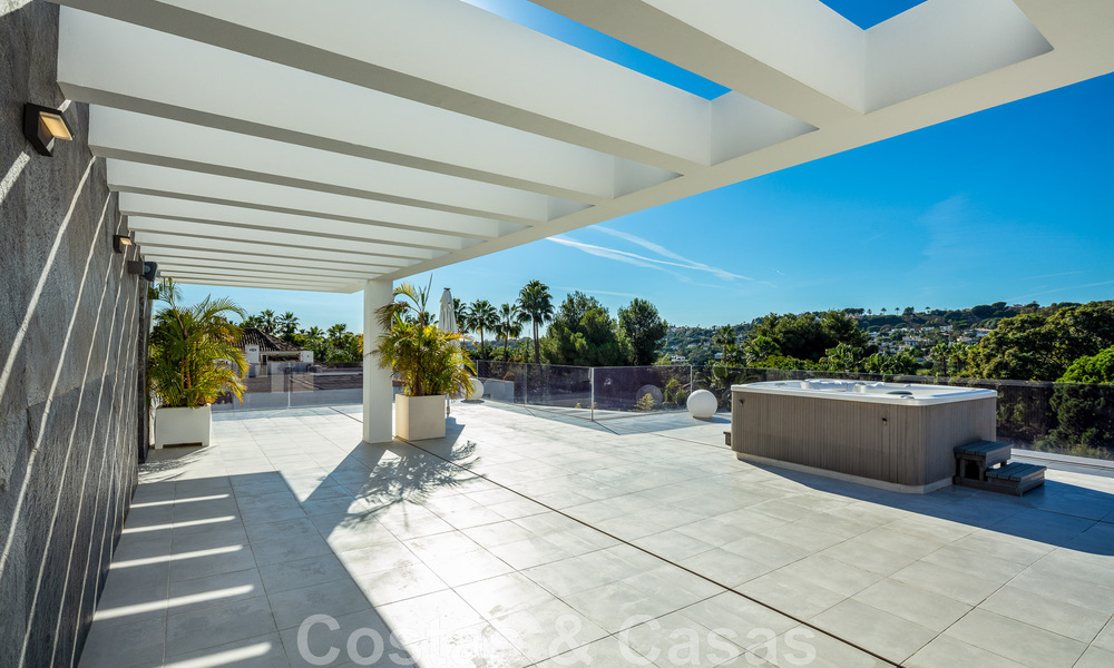 Highly refurbished modern-style villa for sale in the heart of the golf valley of Nueva Andalucia, Marbella 49081