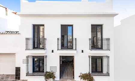 Superb townhouse for sale within walking distance of all amenities in the picturesque old town of Estepona 49854