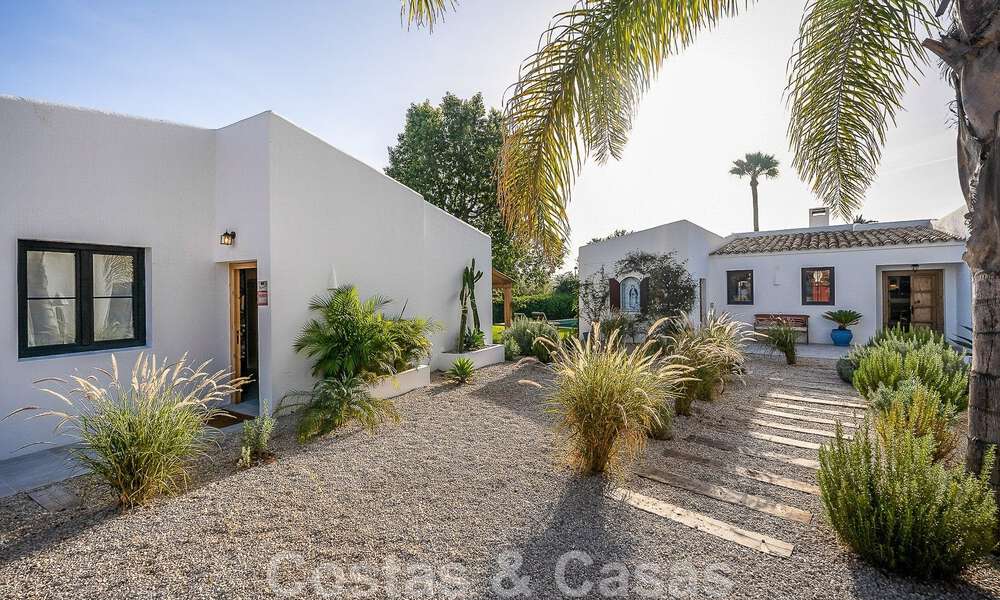 Attractive, distinctive Ibiza-style villa for sale with large separate guest house located in West Marbella 49919