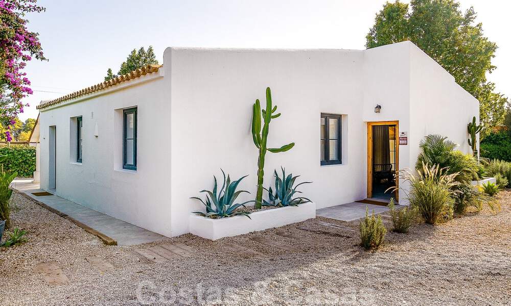 Attractive, distinctive Ibiza-style villa for sale with large separate guest house located in West Marbella 49944