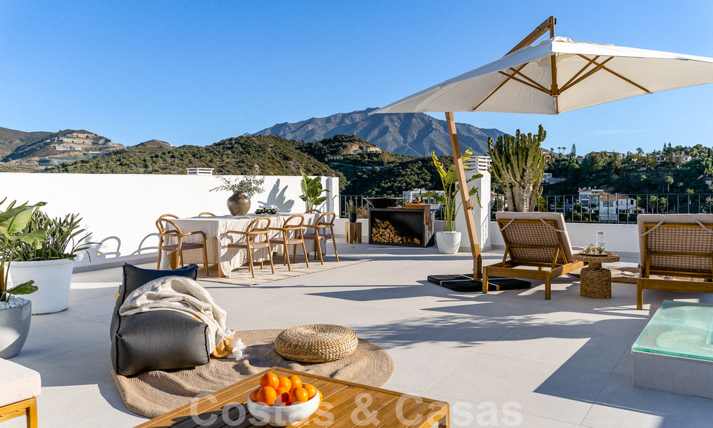 Very charming and spacious luxury penthouse for sale with open sea views from the solarium in La Quinta, Benahavis - Marbella 49974
