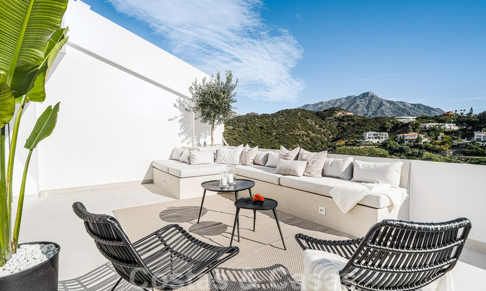 Very charming and spacious luxury penthouse for sale with open sea views from the solarium in La Quinta, Benahavis - Marbella 49990