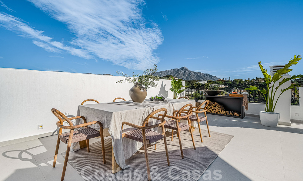 Very charming and spacious luxury penthouse for sale with open sea views from the solarium in La Quinta, Benahavis - Marbella 49991