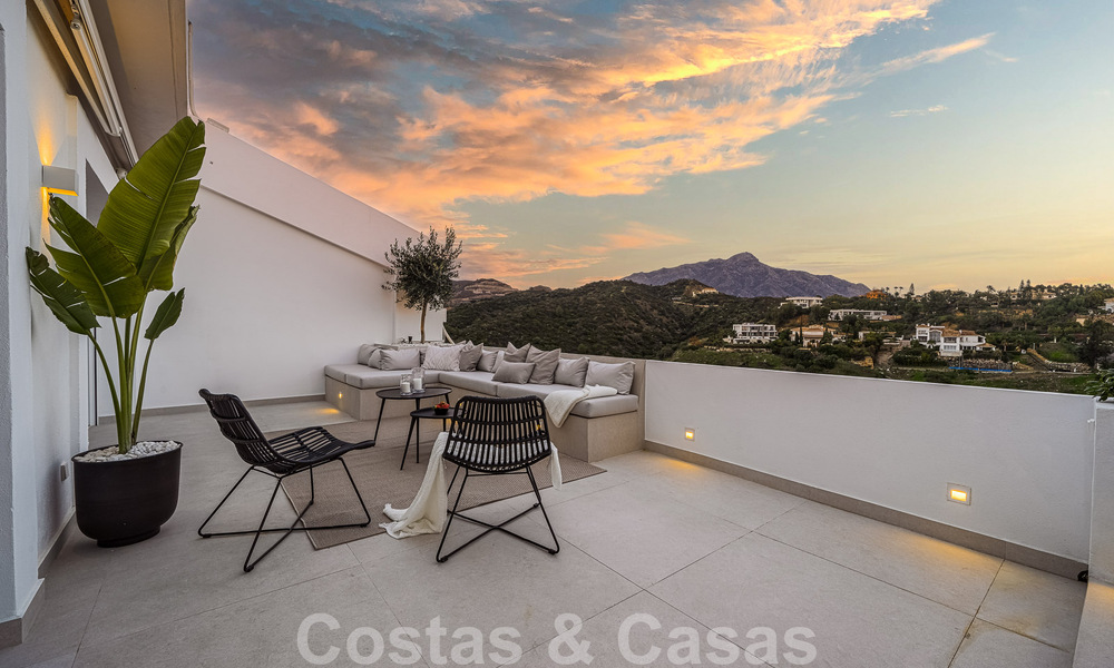 Very charming and spacious luxury penthouse for sale with open sea views from the solarium in La Quinta, Benahavis - Marbella 49994