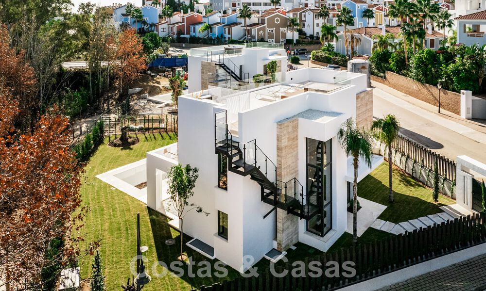 2 prestigious new build villas for sale within walking distance of a stunning golf clubhouse on the New Golden Mile, between Marbella and Estepona 64367