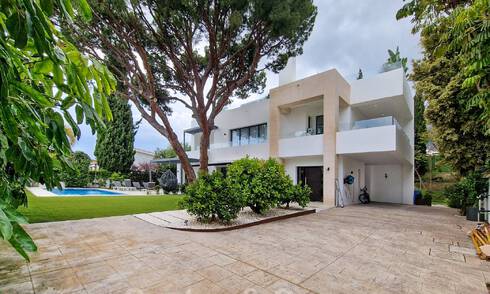 Modern and luxurious villa for sale, centrally located within walking distance to the beach on Marbella's Golden Mile 49818