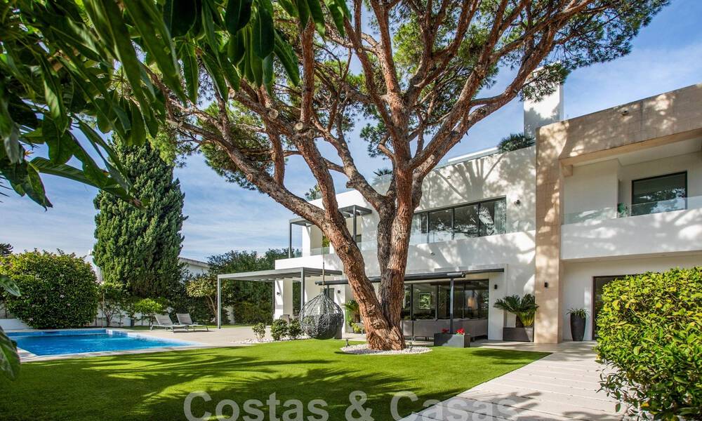 Modern and luxurious villa for sale, centrally located within walking distance to the beach on Marbella's Golden Mile 60474