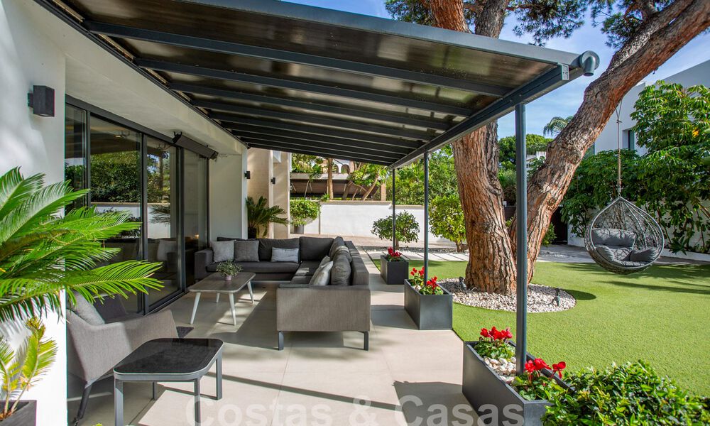 Modern and luxurious villa for sale, centrally located within walking distance to the beach on Marbella's Golden Mile 60476