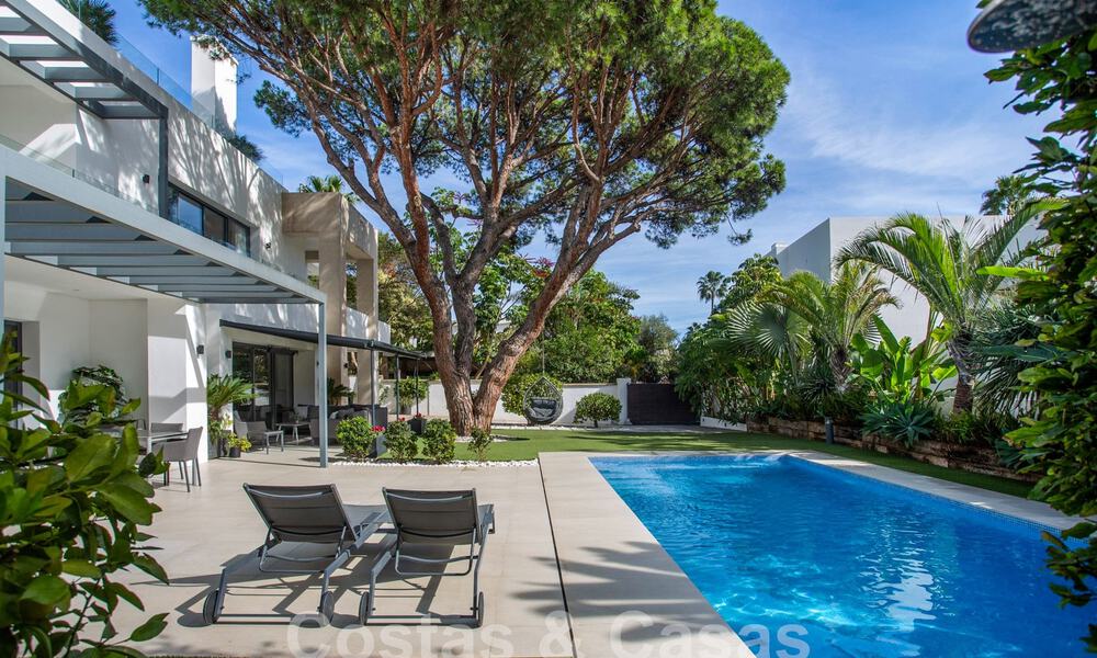 Modern and luxurious villa for sale, centrally located within walking distance to the beach on Marbella's Golden Mile 60477