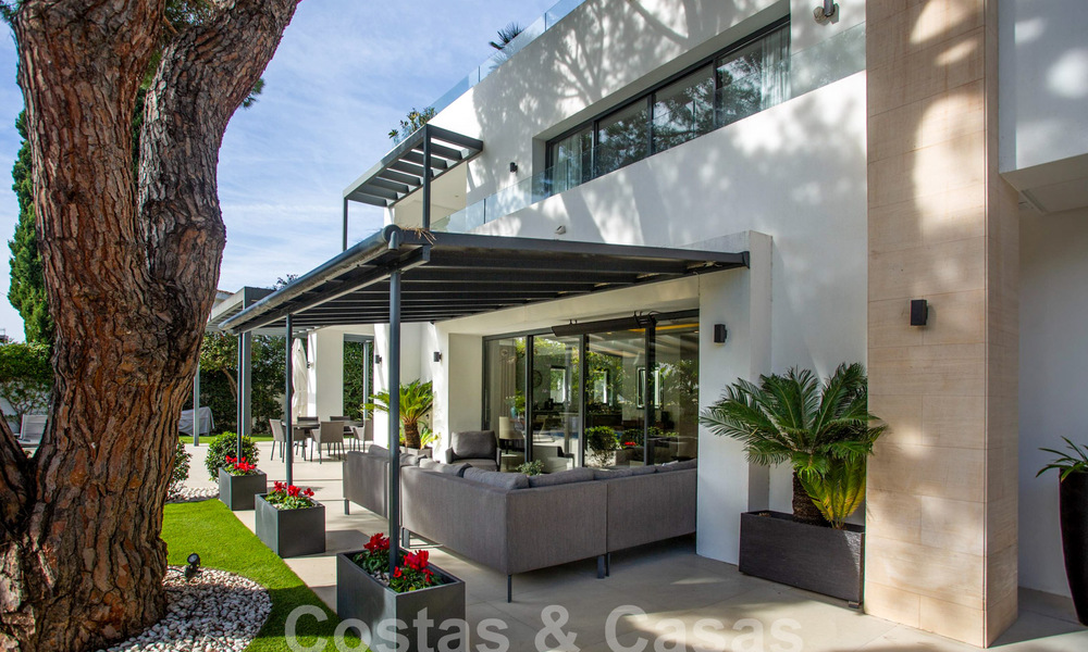 Modern and luxurious villa for sale, centrally located within walking distance to the beach on Marbella's Golden Mile 60478