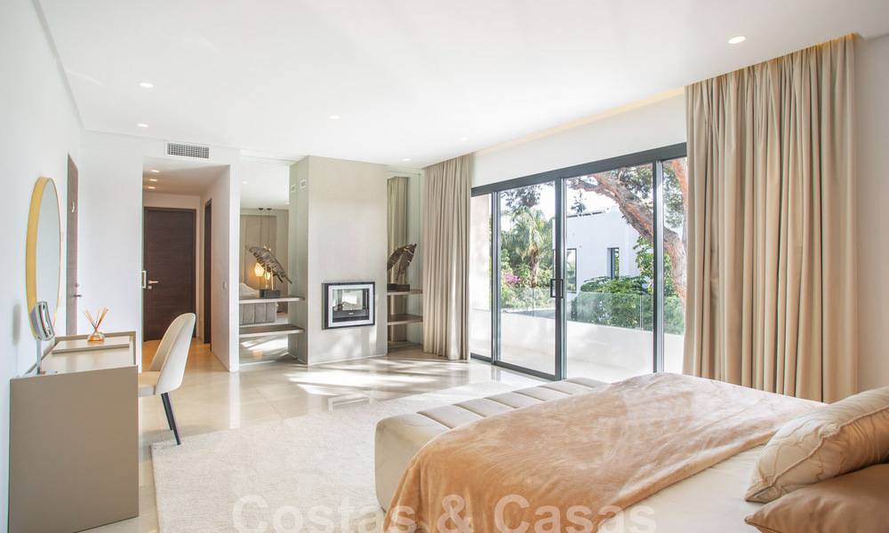Modern and luxurious villa for sale, centrally located within walking distance to the beach on Marbella's Golden Mile 60489