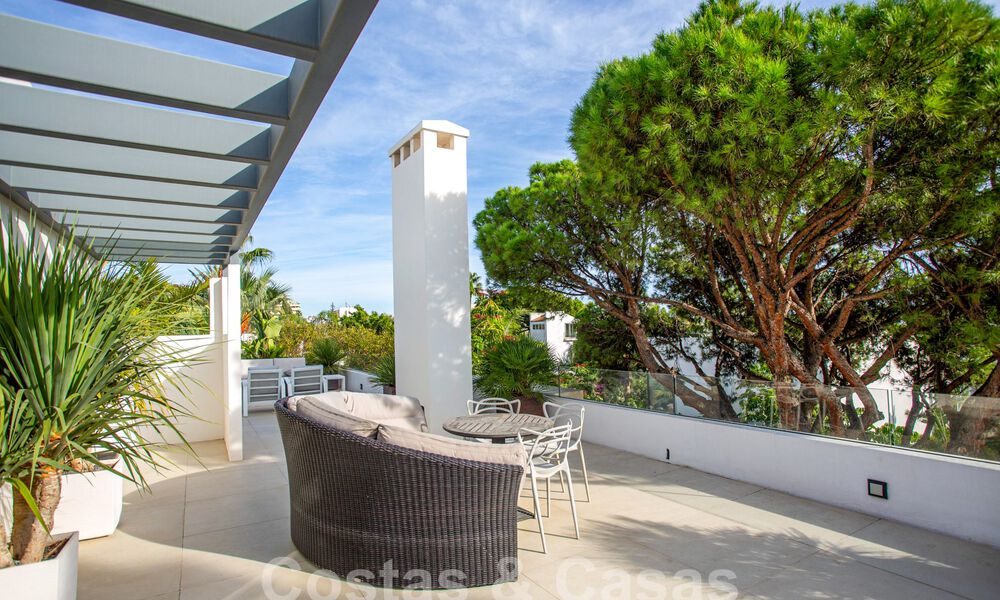 Modern and luxurious villa for sale, centrally located within walking distance to the beach on Marbella's Golden Mile 60494