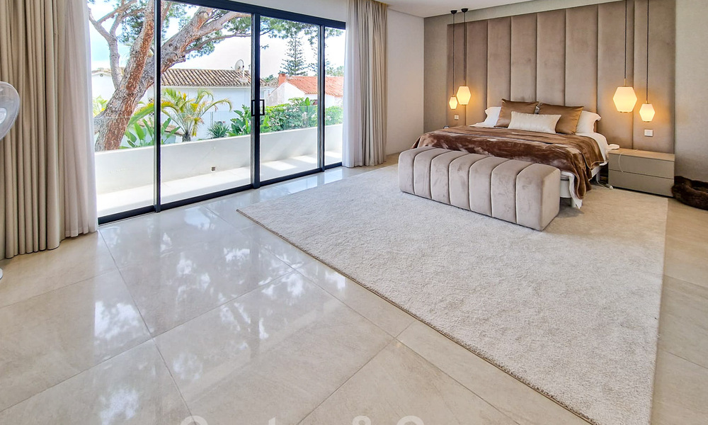 Modern and luxurious villa for sale, centrally located within walking distance to the beach on Marbella's Golden Mile 60503