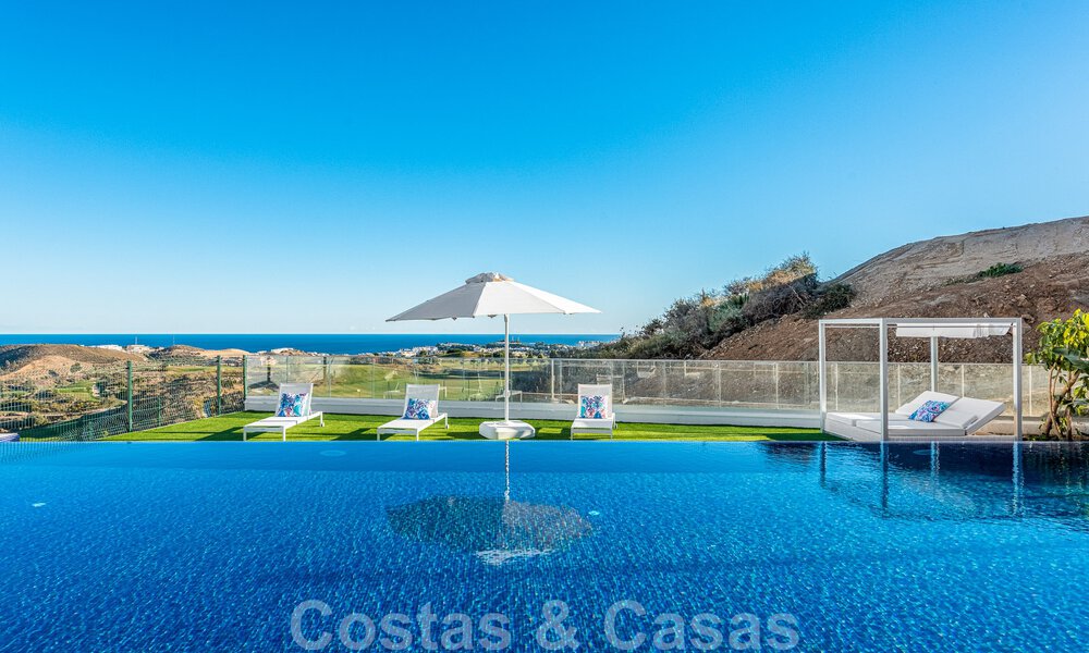 Move-in ready, spacious penthouse for sale with private pool and panoramic golf and sea views, adjacent to a golf club in Mijas, Costa del Sol 50473