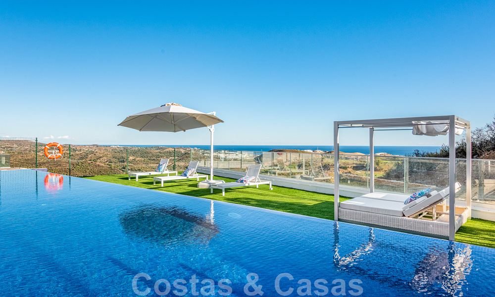 Move-in ready, spacious penthouse for sale with private pool and panoramic golf and sea views, adjacent to a golf club in Mijas, Costa del Sol 50475
