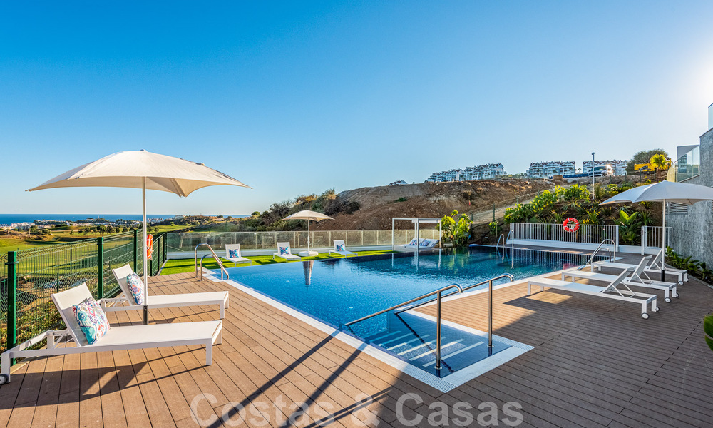 Move-in ready, spacious penthouse for sale with private pool and panoramic golf and sea views, adjacent to a golf club in Mijas, Costa del Sol 50478