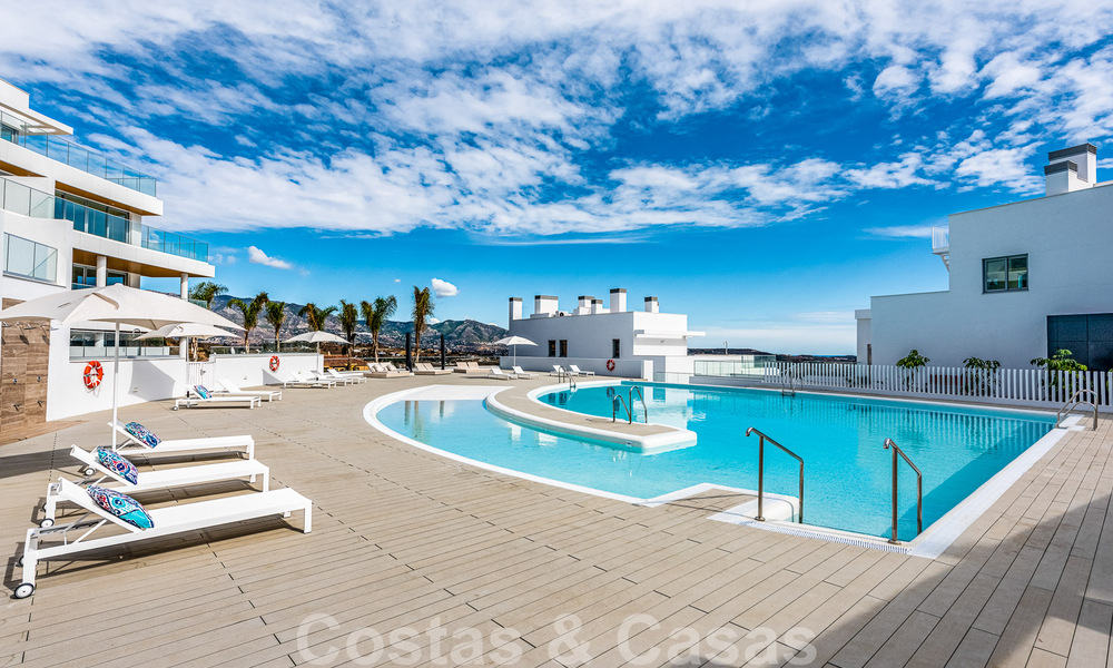 Move-in ready, spacious penthouse for sale with private pool and panoramic golf and sea views, adjacent to a golf club in Mijas, Costa del Sol 50482