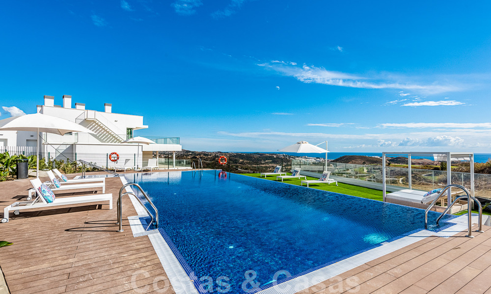 Move-in ready, spacious penthouse for sale with private pool and panoramic golf and sea views, adjacent to a golf club in Mijas, Costa del Sol 50484