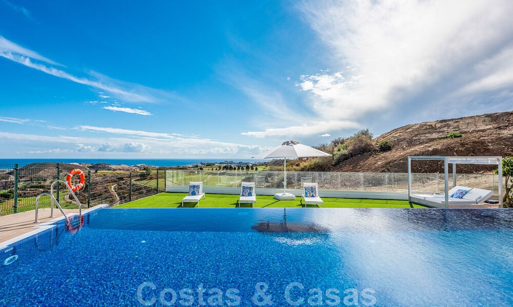 Move-in ready, spacious penthouse for sale with private pool and panoramic golf and sea views, adjacent to a golf club in Mijas, Costa del Sol 50485