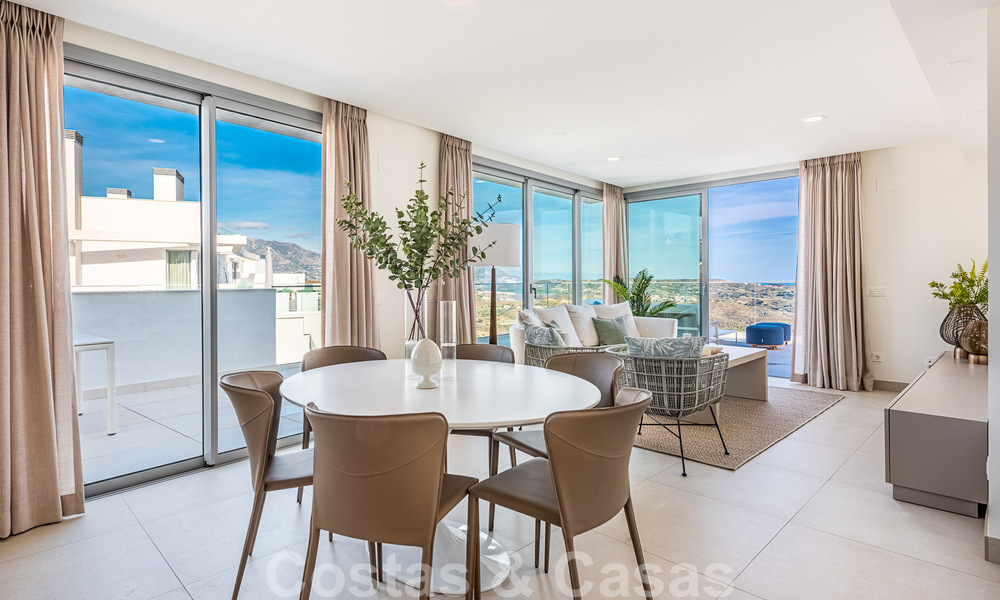 Move-in ready, spacious penthouse for sale with private pool and panoramic golf and sea views, adjacent to a golf club in Mijas, Costa del Sol 50503