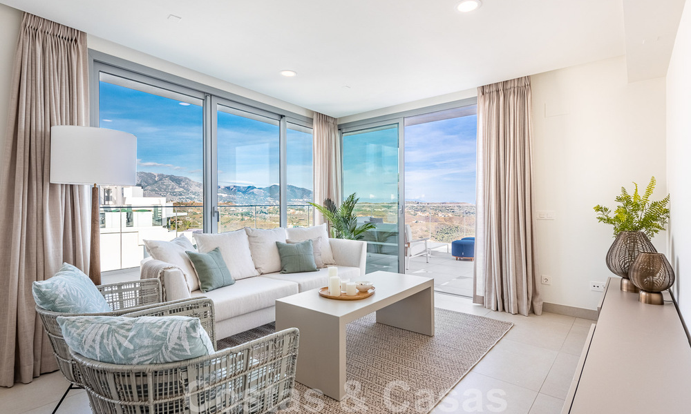 Move-in ready, spacious penthouse for sale with private pool and panoramic golf and sea views, adjacent to a golf club in Mijas, Costa del Sol 50505